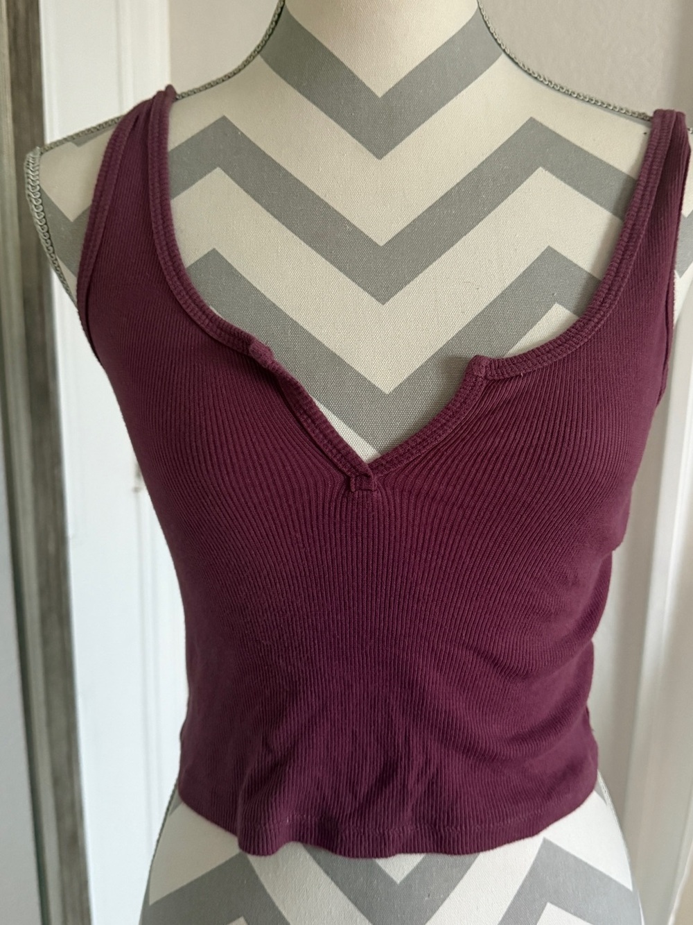 Ribbed V-Notch Crop Tank Top - Burgundy